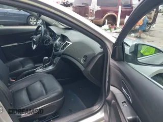2014 Chevrolet Cruze 2LT z VIN 1G1PE5SB6E7270997, wystawiony jako IAAI lot #42323955 z przebiegiem 146 752 mil mil oraz . Historia ofert i sprzedaży dostępna na DreamBid. Obrazek 5.