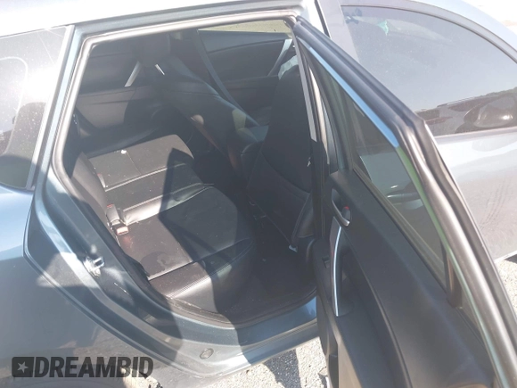 2012 Mazda 3 i Grand Touring z VIN JM1BL1M86C1635552, wystawiony jako IAAI lot #42589476 z przebiegiem 73 731 mil mil oraz . Historia ofert i sprzedaży dostępna na DreamBid. Obrazek 8.