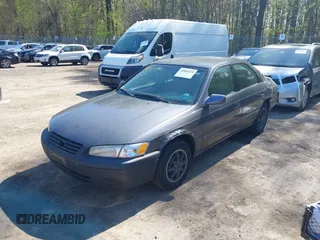 1997 Toyota Camry LE z VIN 4T1BG22K1VU101106, wystawiony jako IAAI lot #42065420 z przebiegiem 121 457 mil mil oraz . Historia ofert i sprzedaży dostępna na DreamBid. Obrazek 2.
