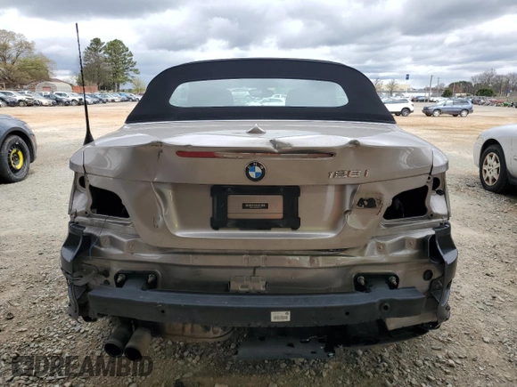 2013 BMW 1 Series 128i z VIN WBAUN1C55DVR01130, wystawiony jako Copart lot #46144235 z przebiegiem 174 491 mil mil oraz Czysty tytuł • Clean title. Historia ofert i sprzedaży dostępna na DreamBid. Obrazek 6.