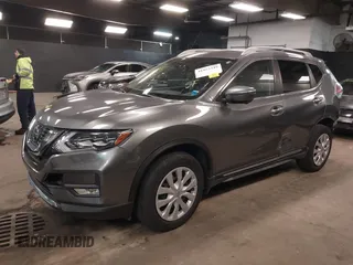 2018 Nissan Rogue SV z VIN JN8AT2MV4JW324343, wystawiony jako IAAI lot #41953349 z przebiegiem 44 968 mil mil oraz . Historia ofert i sprzedaży dostępna na DreamBid. Obrazek 2.