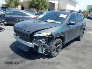 2018 Jeep Cherokee Latitude Tech Connect z VIN 1C4PJLCB8JD568422, wystawiony jako IAAI lot #42076237 z przebiegiem 88 382 mil mil oraz . Historia ofert i sprzedaży dostępna na DreamBid. Obrazek 2.