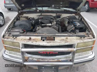 1997 GMC Yukon with VIN 1GKEK13R2VJ739795, listed as a IAAI auction lot 42011678 with 185,306 mi miles. Bid and sale history available at carsss.com. Image 10.