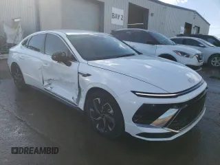 2024 Hyundai Sonata SEL z VIN KMHL64JA5RA376500, wystawiony jako Copart lot #42201915 z przebiegiem 12 958 mil mil oraz Szkoda całkowita • Salvage title. Historia ofert i sprzedaży dostępna na DreamBid. Obrazek 4.