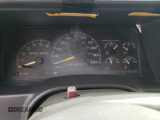 1998 Chevrolet Tahoe z VIN 1GNEK13R7WJ348565, wystawiony jako Copart lot #53375725 z przebiegiem 176 919 mil mil oraz Szkoda całkowita • Salvage title. Historia ofert i sprzedaży dostępna na DreamBid. Obrazek 9.