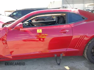 2015 Chevrolet Camaro SS z VIN 2G1FJ1EW0F9144441, wystawiony jako IAAI lot #42230511 z przebiegiem 26 615 mil mil oraz . Historia ofert i sprzedaży dostępna na DreamBid. Obrazek 13.