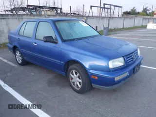 1998 Volkswagen Jetta TDI z VIN 3VWRF81HXWM156283, wystawiony jako IAAI lot #41764895 z przebiegiem 213 764 mil mil oraz . Historia ofert i sprzedaży dostępna na DreamBid. Obrazek 1.