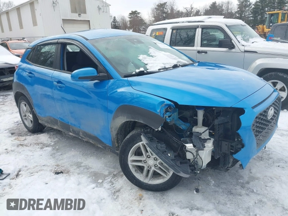 2021 Hyundai Kona SE z VIN KM8K1CAA3MU638297, wystawiony jako IAAI lot #41596526 z przebiegiem 63 549 mil mil oraz . Historia ofert i sprzedaży dostępna na DreamBid. Obrazek 1.
