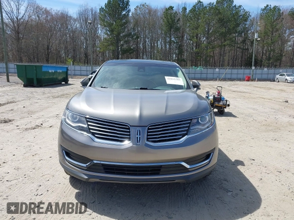 2017 Lincoln MKX Reserve z VIN 2LMPJ8LR4HBL41092, wystawiony jako IAAI lot #41815783 z przebiegiem 104 578 mil mil oraz . Historia ofert i sprzedaży dostępna na DreamBid. Obrazek 12.
