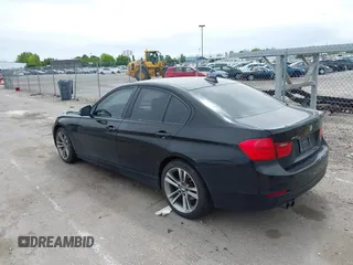 2013 BMW 3 Series 328i xDrive с VIN WBA3B5G51DNS00364, выставлен на аукционе IAAI как лот 42256459 с пробегом 110 970 миль миль и . История ставок и продаж доступна на DreamBid. Изображение 3.