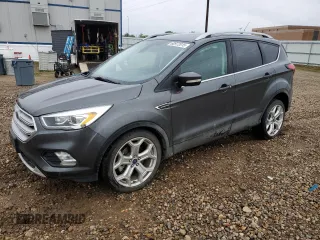 2019 Ford Escape Titanium z VIN 1FMCU9J99KUC31182, wystawiony jako Copart lot #60972815 z przebiegiem 94 464 mil mil oraz Szkoda całkowita • Salvage title. Historia ofert i sprzedaży dostępna na DreamBid. Obrazek 1.