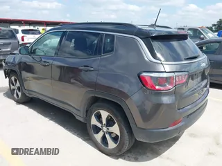 2018 Jeep Compass Latitude z VIN 3C4NJCBB6JT134227, wystawiony jako IAAI lot #42380167 z przebiegiem 67 807 mil mil oraz . Historia ofert i sprzedaży dostępna na DreamBid. Obrazek 3.