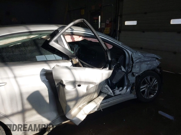 2020 Hyundai Elantra SEL z VIN 5NPD84LF6LH536895, wystawiony jako IAAI lot #41582103 z przebiegiem 15 533 mil mil oraz . Historia ofert i sprzedaży dostępna na DreamBid. Obrazek 6.