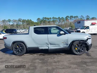 2024 Rivian R1T Adventure z VIN 7FCTGAAA5RN033799, wystawiony jako IAAI lot #41606562 z przebiegiem 9 449 mil mil oraz . Historia ofert i sprzedaży dostępna na DreamBid. Obrazek 13.