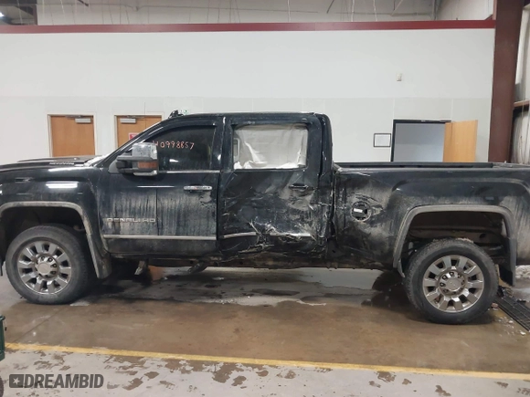 2017 GMC Sierra 2500HD Denali with VIN 1GT12UEY1HF212175, listed as a IAAI auction lot 40998857 with 80,297 mi miles. Bid and sale history available at carsss.com. Image 14.