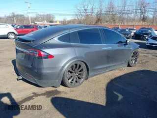 2016 Tesla Model X 70D z VIN 5YJXCAE28GF004461, wystawiony jako IAAI lot #41004214 z przebiegiem 158 962 mil mil oraz . Historia ofert i sprzedaży dostępna na DreamBid. Obrazek 4.