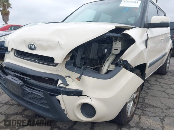 2013 Kia Soul + z VIN KNDJT2A63D7756770, wystawiony jako IAAI lot #41528323 z przebiegiem 124 423 mil mil oraz . Historia ofert i sprzedaży dostępna na DreamBid. Obrazek 6.