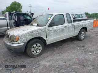 1998 Nissan Frontier XE z VIN 1N6DD26SXWC349603, wystawiony jako IAAI lot #42220949 z przebiegiem Nie podano mil oraz . Historia ofert i sprzedaży dostępna na DreamBid. Obrazek 2.