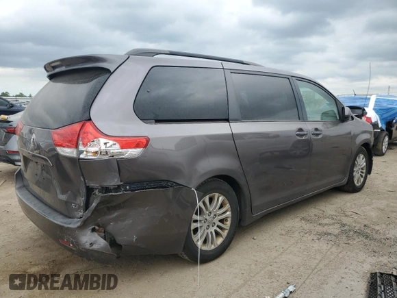 2012 Toyota Sienna XLE AAS z VIN 5TDYK3DC0CS271810, wystawiony jako Copart lot #62958104 z przebiegiem 346 760 mil mil oraz Szkoda całkowita • Salvage title. Historia ofert i sprzedaży dostępna na DreamBid. Obrazek 3.