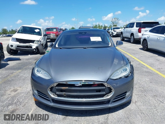 2013 Tesla Model S Performance z VIN 5YJSA1DP9DFP06121, wystawiony jako IAAI lot #42511097 z przebiegiem 100 990 mil mil oraz . Historia ofert i sprzedaży dostępna na DreamBid. Obrazek 13.