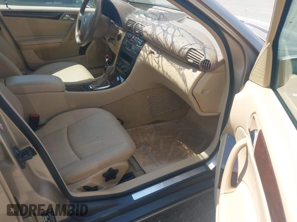 2002 Mercedes-Benz C 230/260/280/320 z VIN WDBRF61J32E005536, wystawiony jako IAAI lot #42527472 z przebiegiem 9 601 mil mil oraz . Historia ofert i sprzedaży dostępna na DreamBid. Obrazek 5.