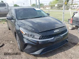 2022 Kia Forte LXS z VIN 3KPF24AD3NE461012, wystawiony jako IAAI lot #42025081 z przebiegiem 40 280 mil mil oraz . Historia ofert i sprzedaży dostępna na DreamBid. Obrazek 1.