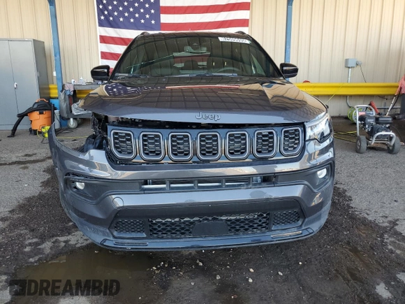 2024 Jeep Compass Latitude z VIN 3C4NJDBN2RT123706, wystawiony jako Copart lot #62509695 z przebiegiem 11 534 mil mil oraz Czysty tytuł • Clean title. Historia ofert i sprzedaży dostępna na DreamBid. Obrazek 5.