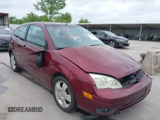 2007 Ford Focus S z VIN 1FAHP31N37W233474, wystawiony jako IAAI lot #42133303 z przebiegiem 233 658 mil mil oraz . Historia ofert i sprzedaży dostępna na DreamBid. Obrazek 1.