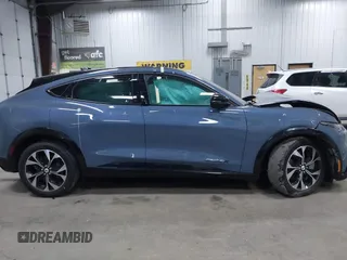 2023 Ford Mustang Mach-E Premium z VIN 3FMTK3SU7PMA77881, wystawiony jako IAAI lot #42277009 z przebiegiem Nie podano mil oraz . Historia ofert i sprzedaży dostępna na DreamBid. Obrazek 13.