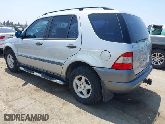 1998 Mercedes-Benz M 320/430/500 z VIN 4JGAB54E3WA045658, wystawiony jako IAAI lot #42150213 z przebiegiem 189 202 mil mil oraz . Historia ofert i sprzedaży dostępna na DreamBid. Obrazek 3.