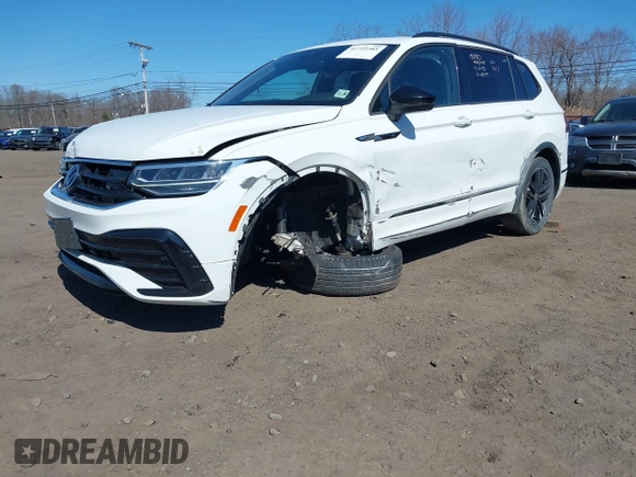2022 Volkswagen Tiguan SE R-Line Black z VIN 3VV8B7AX4NM027208, wystawiony jako IAAI lot #41729385 z przebiegiem 51 274 mil mil oraz . Historia ofert i sprzedaży dostępna na DreamBid. Obrazek 6.