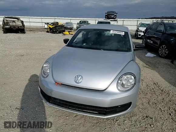 2014 Volkswagen Beetle Entry z VIN 3VWF17AT4EM634714, wystawiony jako Copart lot #83250604 z przebiegiem 133 862 mil mil oraz Szkoda całkowita • Salvage title. Historia ofert i sprzedaży dostępna na DreamBid. Obrazek 11.