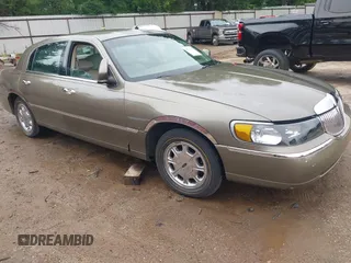 2001 Lincoln Town Car Signature с VIN 1LNHM82W61Y714852, выставлен на аукционе IAAI как лот 42722151 с пробегом 106 595 миль миль и . История ставок и продаж доступна на DreamBid. Изображение 1.