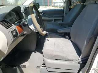 2008 Chrysler Town & Country LX z VIN 2A8HR44HX8R708086, wystawiony jako Copart lot #56577115 z przebiegiem 159 482 mil mil oraz Szkoda całkowita • Salvage title. Historia ofert i sprzedaży dostępna na DreamBid. Obrazek 7.