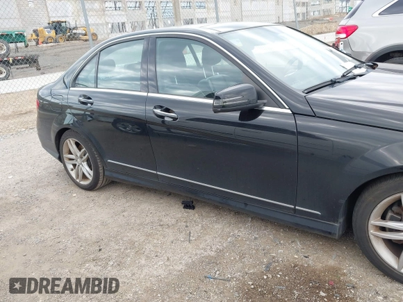 2012 Mercedes-Benz C 300 Sport z VIN WDDGF8BB9CR208314, wystawiony jako IAAI lot #42489087 z przebiegiem 117 601 mil mil oraz . Historia ofert i sprzedaży dostępna na DreamBid. Obrazek 13.