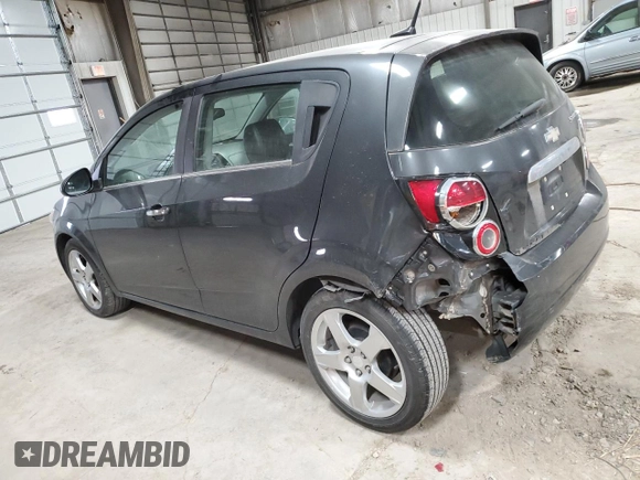 2014 Chevrolet Sonic LTZ z VIN 1G1JE6SB8E4233382, wystawiony jako Copart lot #48941115 z przebiegiem 95 876 mil mil oraz Szkoda całkowita • Salvage title. Historia ofert i sprzedaży dostępna na DreamBid. Obrazek 2.