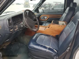 1996 GMC Suburban with VIN 1GDEC16R1TJ741423, listed as a Copart auction lot 83225074 with 488,815 mi miles and Salvage Title. Bid and sale history available at carsss.com. Image 7.