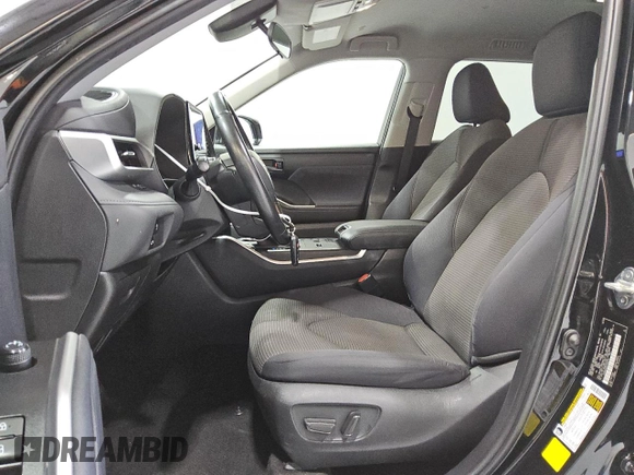 2023 Toyota Highlander L z VIN 5TDKDRAH5PS505318, wystawiony jako Copart lot #55865355 z przebiegiem 44 616 mil mil oraz Czysty tytuł • Clean title. Historia ofert i sprzedaży dostępna na DreamBid. Obrazek 7.