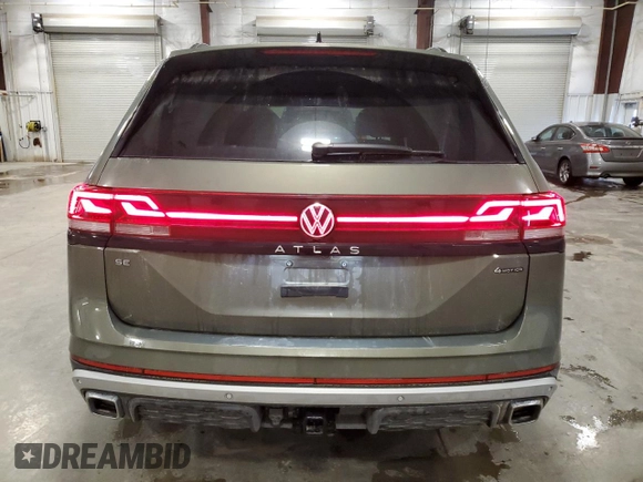 2024 Volkswagen Atlas Peak Edition SE z VIN 1V2CR2CA2RC595138, wystawiony jako Copart lot #57865435 z przebiegiem 24 039 mil mil oraz Szkoda całkowita • Salvage title. Historia ofert i sprzedaży dostępna na DreamBid. Obrazek 6.