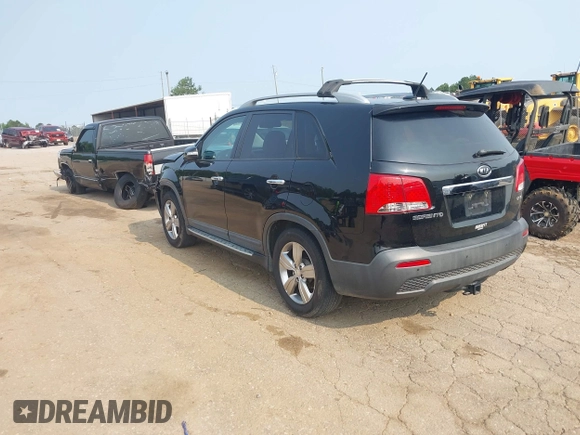 2013 Kia Sorento EX z VIN 5XYKU4A22DG364988, wystawiony jako IAAI lot #42391851 z przebiegiem 221 693 mil mil oraz . Historia ofert i sprzedaży dostępna na DreamBid. Obrazek 3.