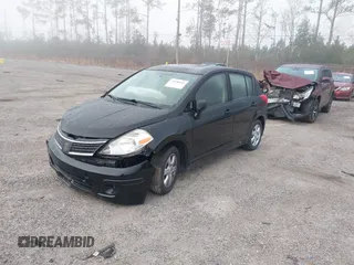 2009 Nissan Versa S z VIN 3N1BC13E99L423269, wystawiony jako IAAI lot #41490644 z przebiegiem 124 241 mil mil oraz . Historia ofert i sprzedaży dostępna na DreamBid. Obrazek 2.