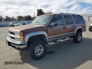 1998 Chevrolet Suburban z VIN 1GNFK16R7WJ336061, wystawiony jako Copart lot #47125105 z przebiegiem 151 062 mil mil oraz Czysty tytuł • Clean title. Historia ofert i sprzedaży dostępna na DreamBid. Obrazek 1.