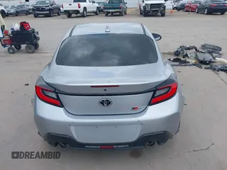 2023 Toyota 86 z VIN JF1ZNBC15P8759916, wystawiony jako IAAI lot #42160271 z przebiegiem 28 360 mil mil oraz . Historia ofert i sprzedaży dostępna na DreamBid. Obrazek 17.