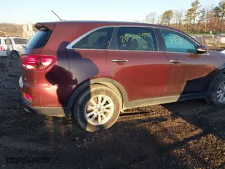 2019 Kia Sorento LX V6 with VIN 5XYPGDA51KG441757, listed as a IAAI auction lot 41768143 with 999,999 mi miles. Bid and sale history available at carsss.com. Image 4.