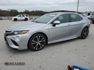 2018 Toyota Camry LE z VIN 4T1B11HK0JU673734, wystawiony jako Copart lot #81133054 z przebiegiem 63 238 mil mil oraz Szkoda całkowita • Salvage title. Historia ofert i sprzedaży dostępna na DreamBid. Obrazek 1.