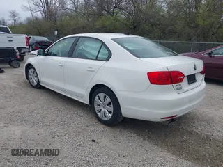 2014 Volkswagen Jetta SE z VIN 3VWD17AJ8EM211169, wystawiony jako IAAI lot #41978416 z przebiegiem 141 545 mil mil oraz . Historia ofert i sprzedaży dostępna na DreamBid. Obrazek 3.