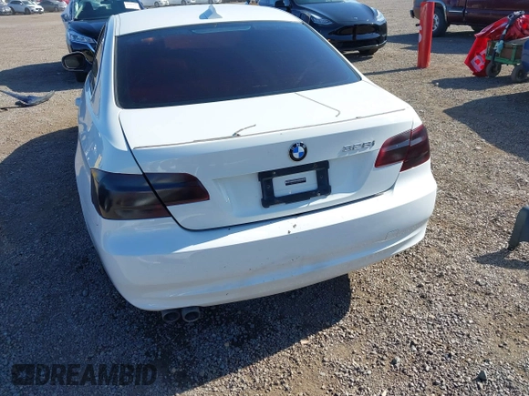 2011 BMW 3 Series 328i z VIN WBAKE3C55BE557511, wystawiony jako IAAI lot #42276665 z przebiegiem Nie podano mil oraz . Historia ofert i sprzedaży dostępna na DreamBid. Obrazek 6.