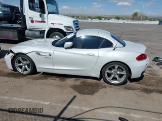 2015 BMW Z4 sDrive28i z VIN WBALL5C53FP557183, wystawiony jako IAAI lot #42145557 z przebiegiem 123 319 mil mil oraz . Historia ofert i sprzedaży dostępna na DreamBid. Obrazek 15.