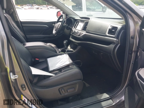 2018 Toyota Highlander SE z VIN 5TDJZRFH6JS495380, wystawiony jako IAAI lot #42427831 z przebiegiem 117 159 mil mil oraz . Historia ofert i sprzedaży dostępna na DreamBid. Obrazek 5.