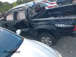 2014 Toyota Tacoma PreRunner z VIN 5TFJU4GN8EX057773, wystawiony jako IAAI lot #42020511 z przebiegiem 228 730 mil mil oraz . Historia ofert i sprzedaży dostępna na DreamBid. Obrazek 13.